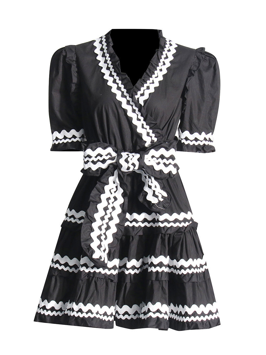 Retro Style 2025 Summer New V-Neck Belt Belt Waist Design Lace Side Short Dress Dress Woman