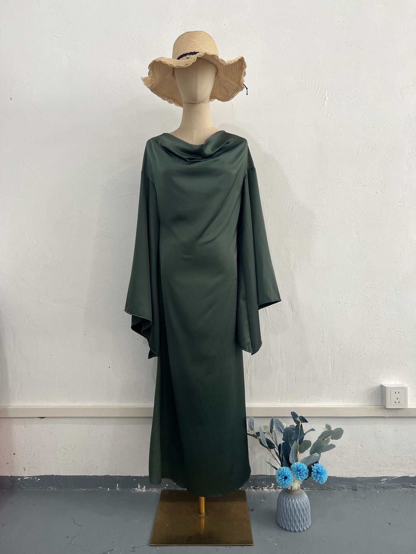 2024 New Fashion Temperament Bat Sleeves To Receive Waist Sexy Dress