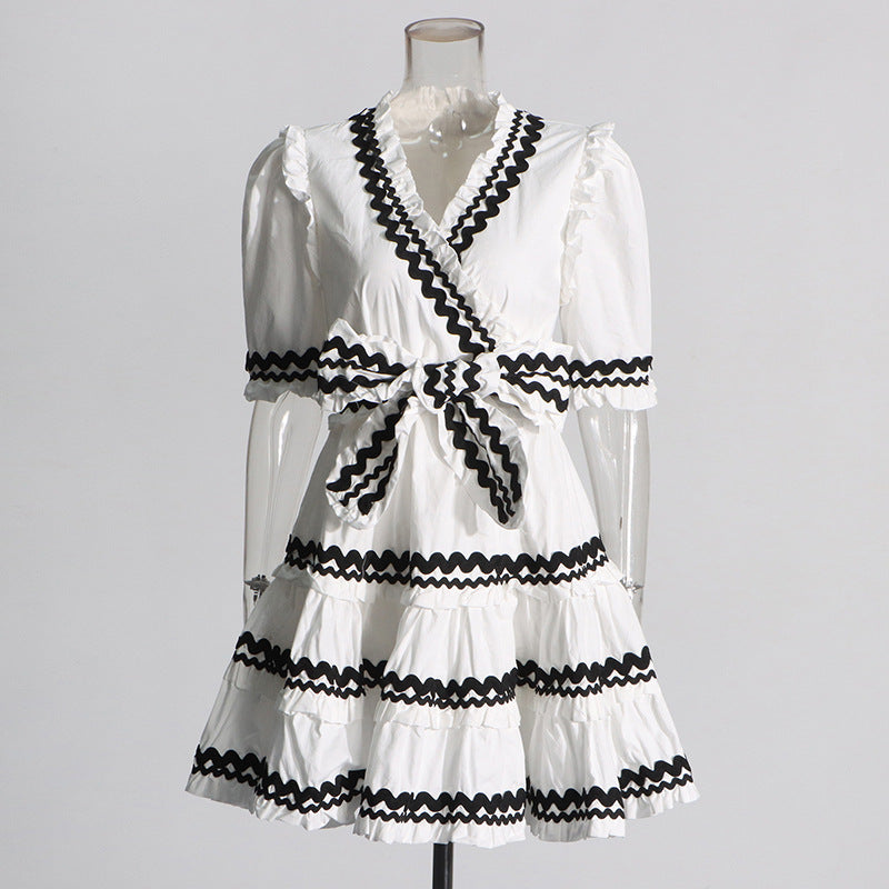 Retro Style 2025 Summer New V-Neck Belt Belt Waist Design Lace Side Short Dress Dress Woman
