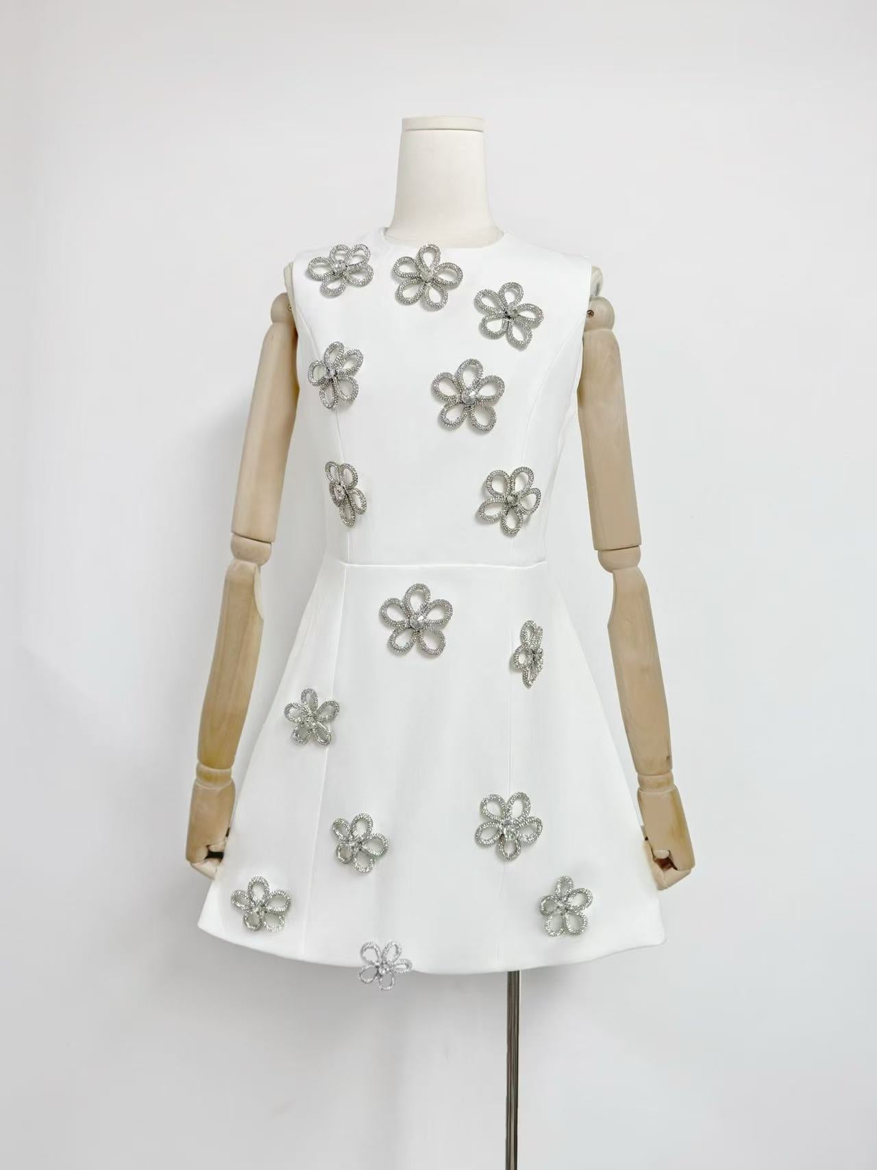 2025 New Australian Niche Round-Neckless Hand Nail Flower Three-Dimensional Short Dress Woman