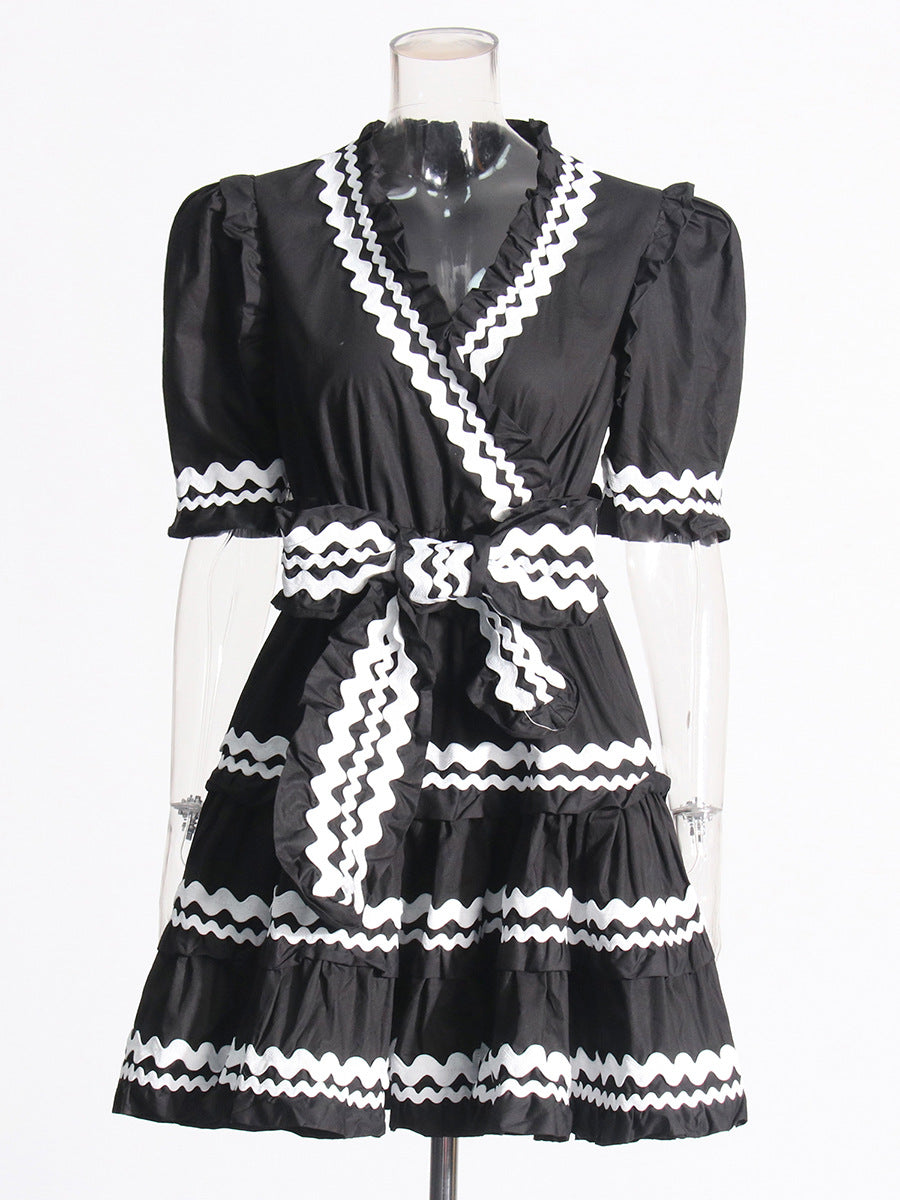 Retro Style 2025 Summer New V-Neck Belt Belt Waist Design Lace Side Short Dress Dress Woman